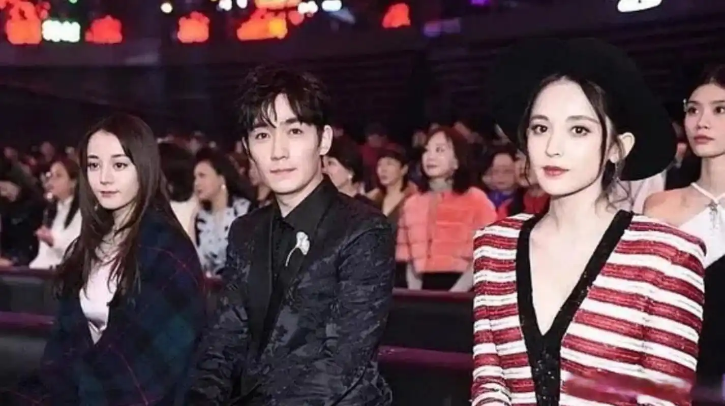 迪丽热巴和古力娜扎同框旧照,让人不禁想起她们曾经的友谊和默契.