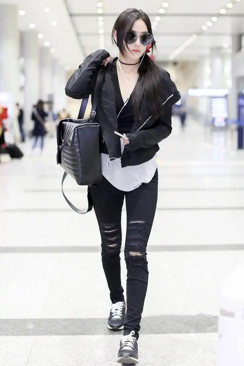 32岁张馨予短发清爽穿条纹西装搭破洞裤大走中性风好文艺