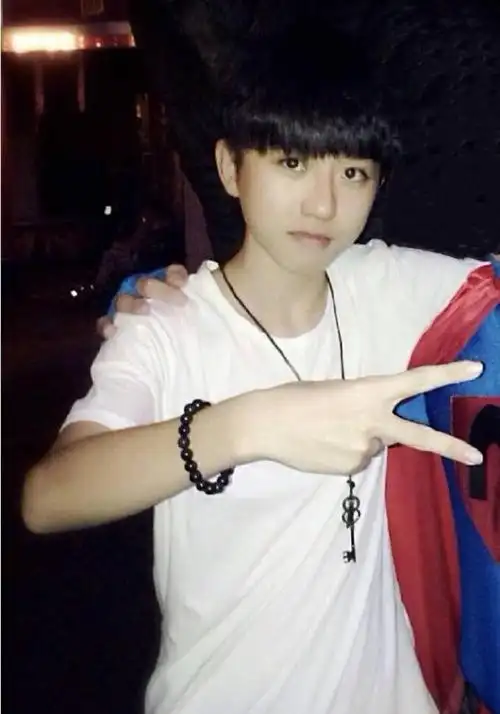 蔡徐坤小时候的照片蔡徐坤童年自拍照暴光