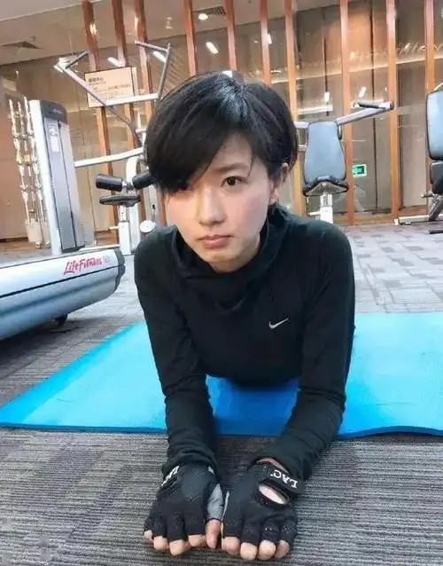 独家玩手机姿势"万茜蹲",你蹲得下去吗?