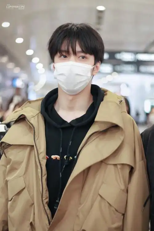 刘耀文今日机场饭拍 今天也是男模走秀的一天……_高清图集_新浪网