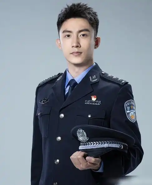 还记得朱一龙饰演在2012工作《天网行动》的警察吗?智慧的温暖.