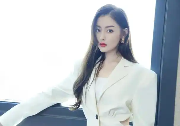 《前任4:英年早婚》中小艾这个角色是张天爱饰演的.