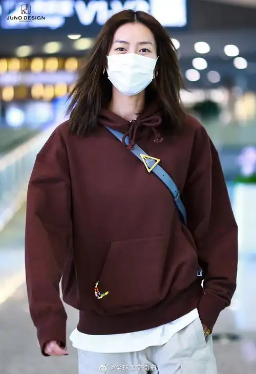 刘雯今日机场look更新 叠穿巧克力色卫衣搭配米色工装裤……__财经