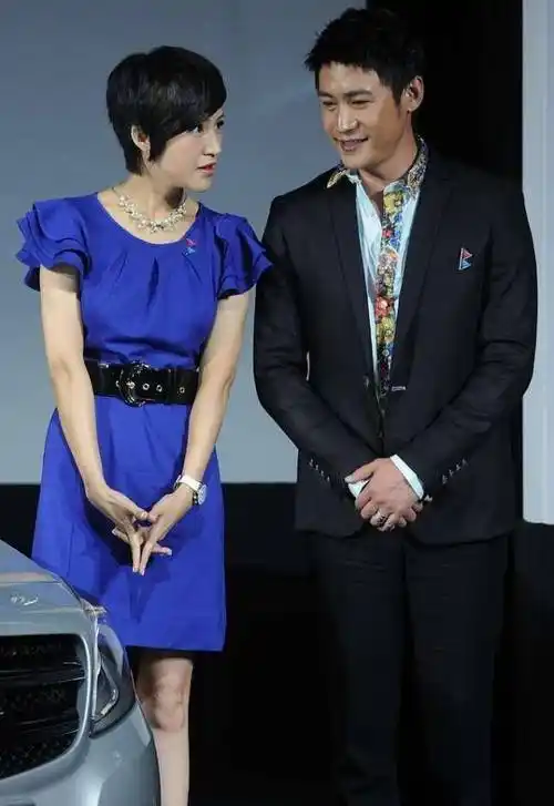 原创鲍蕾身穿灰色短裙秀身材和陆毅手拉手出席活动羡煞旁人真登对