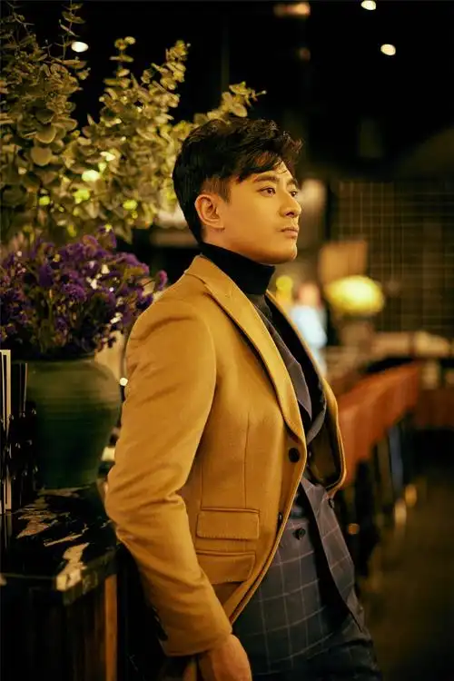 时尚小叔陈龙写真曝光 拥有暖眸的佛系演员