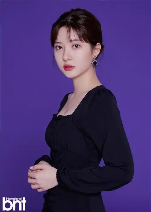 赵秀敏拍摄bnt写真 典雅连衣裙散发气质