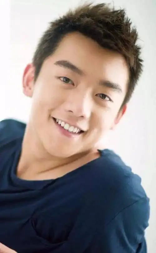 曾经的广告小王子,阳光帅气的郑恺 还有这样子的▼