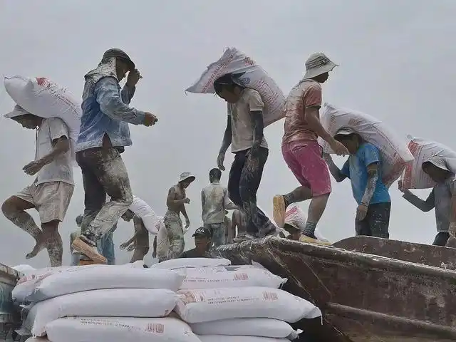 城边码头上的农民工!