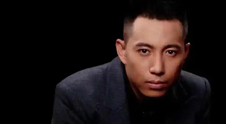 35岁因拍戏坠马负伤,硬汉演员谷智鑫的人生转折与重生