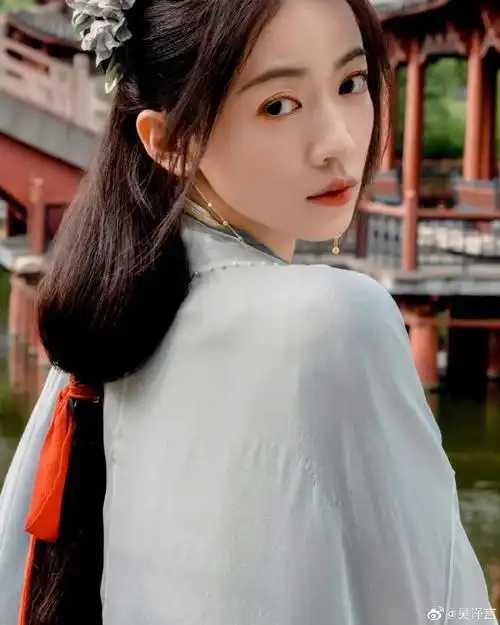 吴谨言提灯回眸#你真别说这一组古风照片实在是充满了韵味,特别是