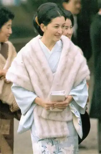 在冬季的时候,美智子穿了一件浅蓝色印花和服,因为天气较冷,随意用