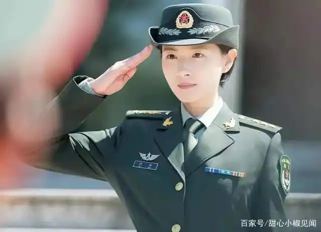 矫揉造作就别尬演女军人了,9位女星告诉你,什么叫"铿锵玫瑰"