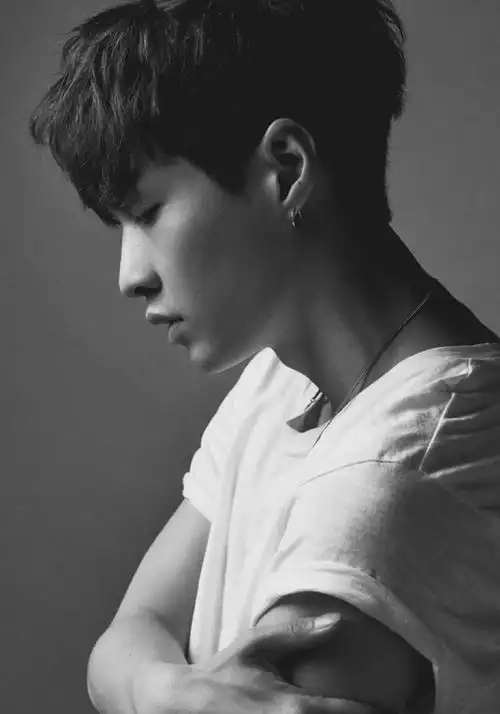 张艺兴帅气撩人写真大片