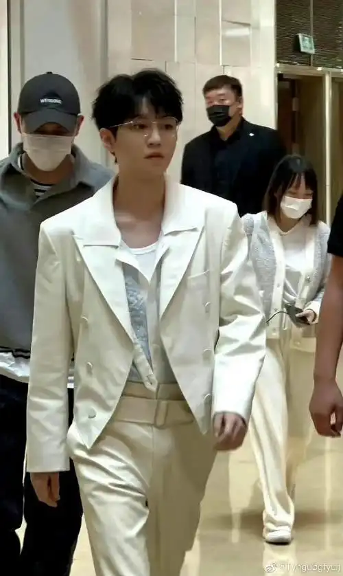 之前那个王俊凯和经纪人杨柳情侣装的图不够清楚,这次够清楚了吧,小