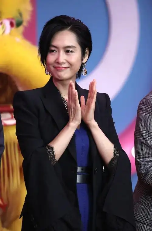 今日图集:年逾半百朱茵容颜常驻