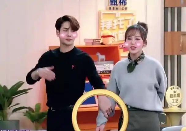 王嘉尔见她变迷弟,另一男星开火锅店放《家有儿女》_何炅_邓伦_冰箱