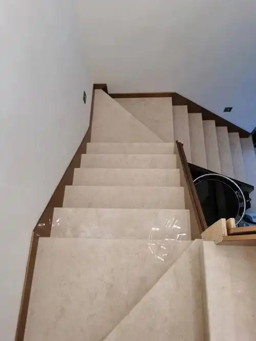 大连御栖湖别墅楼梯之奥特曼米黄