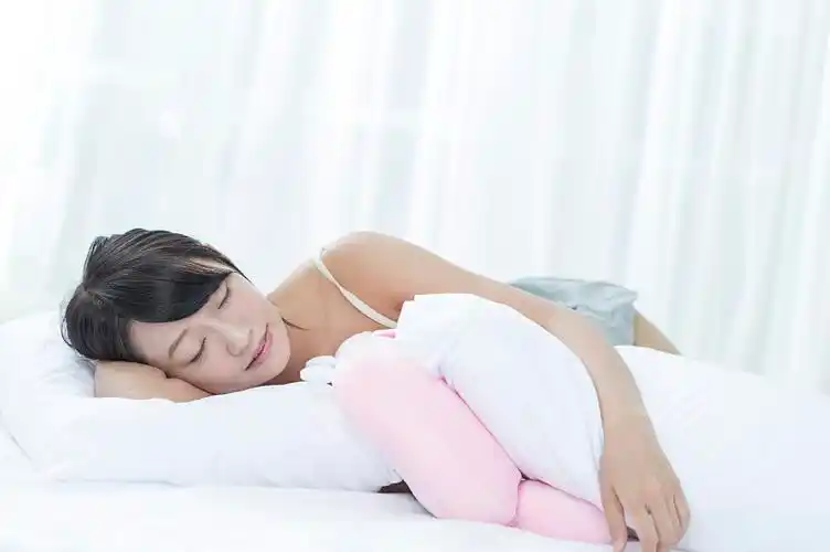 年轻女人在睡觉图片素材