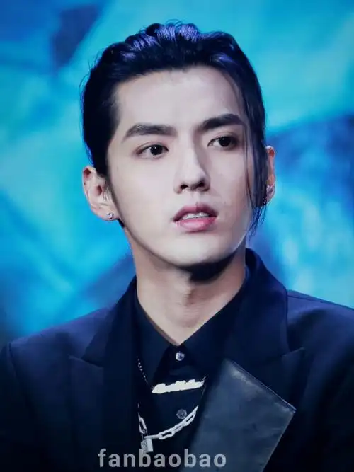 脸上的小胡茬都能看清,当吴亦凡站姐真好,都不用修图