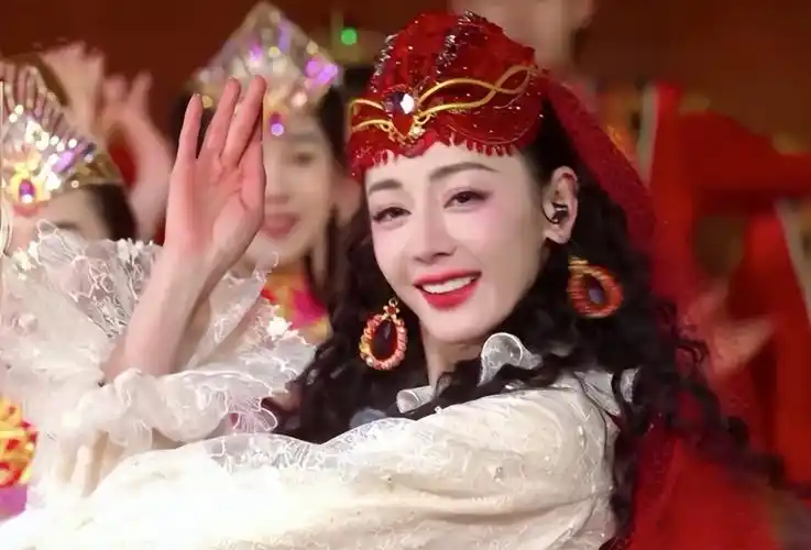 迪丽热巴春晚摔跤,轻微骨裂太心疼,总导演:真是没选错人_腾讯新闻