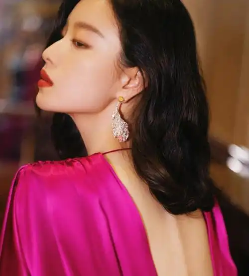 倪妮复古中长卷发造型 又美又a气场两米八