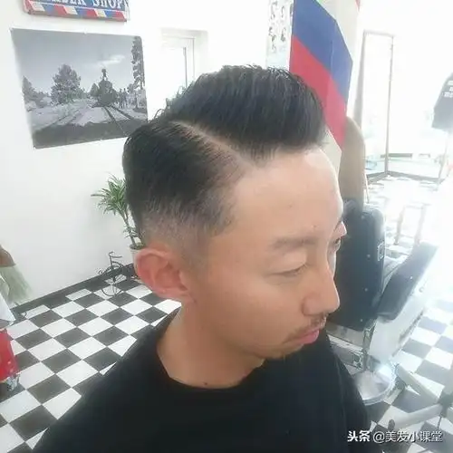 男生把三面都铲光的发型最帅气