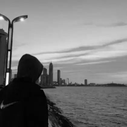 黑白伤感头像男生真人