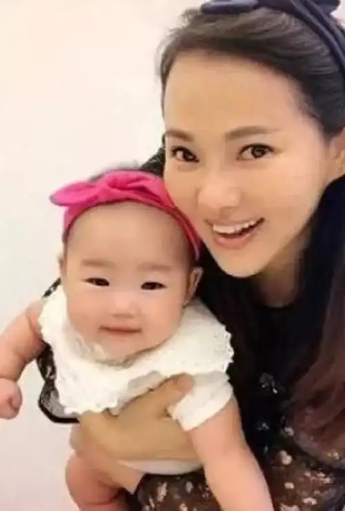 49岁伊能静不顾家人劝阻做高龄产妇怀三胎就为个儿子值得吗