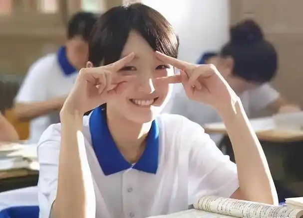 周冬雨和林更新再次联手,出演了电影《同桌的你》.