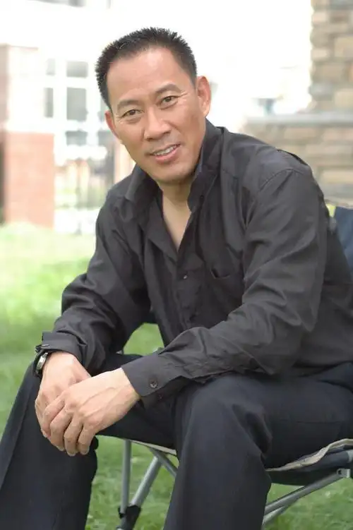 61岁老戏骨吴京安近照,高干子弟,妻子身份成成谜