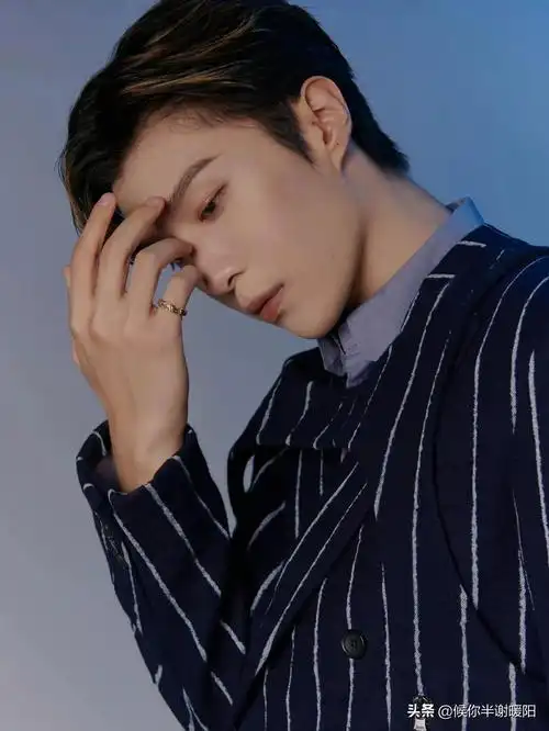 这身西装才是穿不好就会很显油腻的,但是李易峰穿就是成熟有魅力.