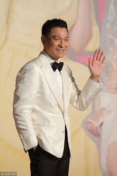 37届香港金像奖红毯 刘德华一袭白色西装帅气有型