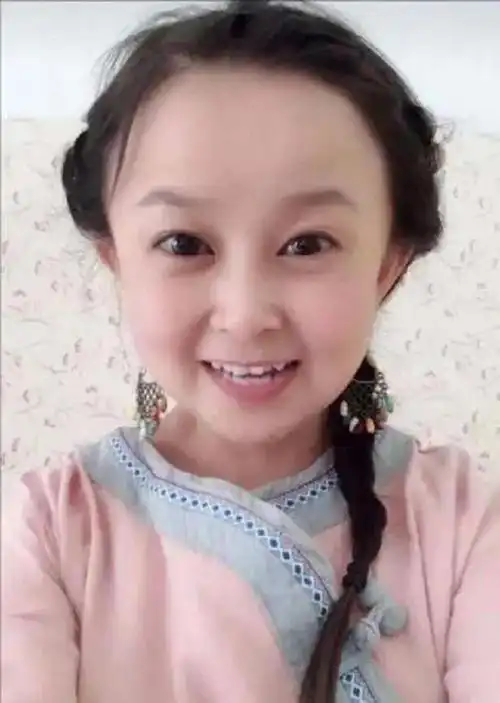 袖珍女孩34岁身高1米2,嫁给侏儒症丈夫,现在成网红日入五位数_朱洁