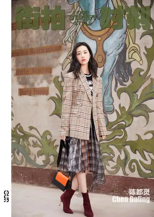 格纹西装外套搭配不规则中长裙,陈都灵一改文静形象,变身酷girl啦!