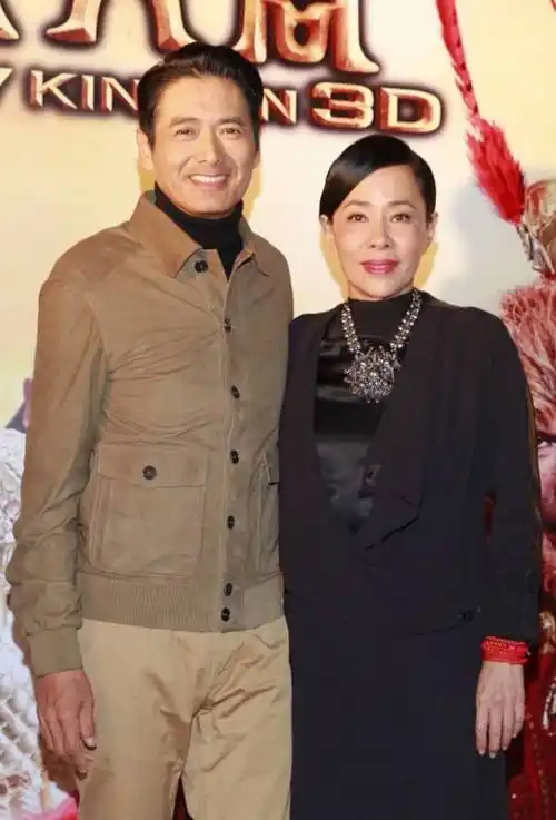 周润发带老婆参加活动穿西装胡子花白如老头陈荟莲黑裙像名媛