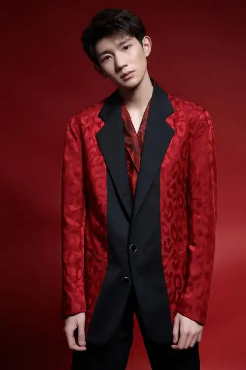 《明星图集》高清中国内地男歌手演员王源春晚帅气迷人写真图片图片