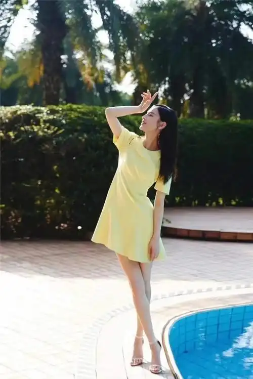 39岁的黄圣依真减龄,黄色连衣裙甜美活泼,满满的少女感扑面而来插图1