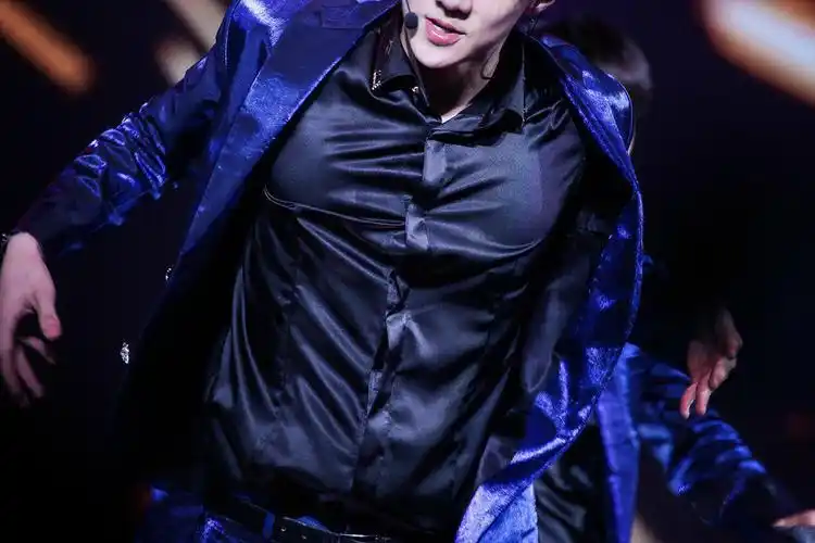 exo吴世勋穿破纽扣呼之而出的胸肌 这是篇肉感满满的分享