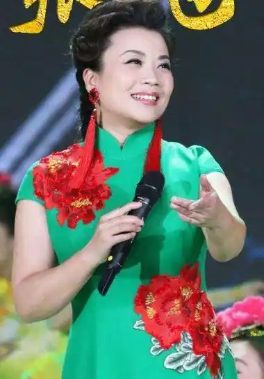 张也:干妈女歌手,登25次舞台,分手后至今未婚无子女_父亲_时候_关锦鹏