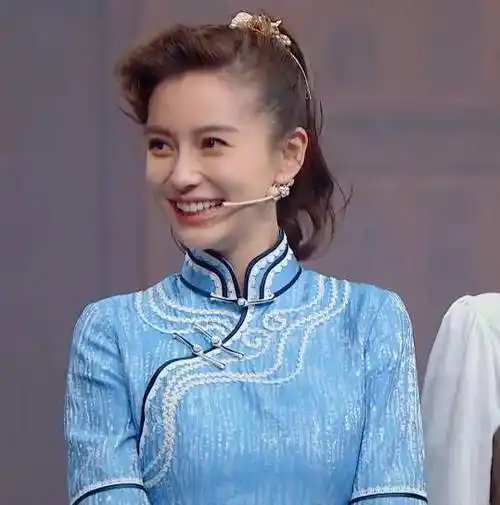 baby最近还参加了《王牌对王牌》,baby当时身穿一件天蓝色的旗袍装,她