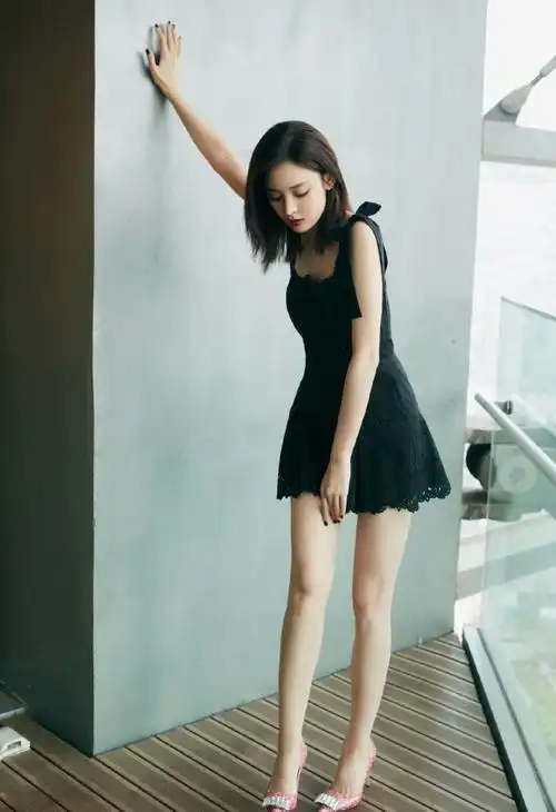 原创古力娜扎一袭优雅小黑裙搭配粉色亮片水晶高跟鞋美得梦幻多姿
