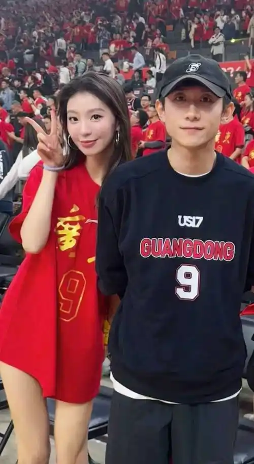 张一山易建联罕见同框,两人身高差好抢镜,易建联衣品老气引热议_网友