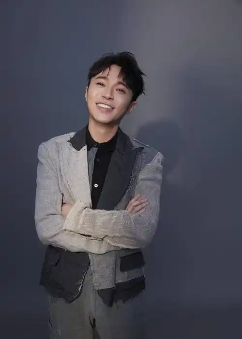 知名歌手自曝曾被家暴,"被打后就说烤肉烫到"_吴青峰_保护_问题