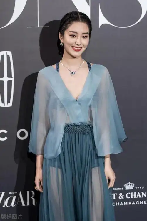 杨采钰这组造型太清新,浅蓝色透视裙加上原装五官,美得优雅从容