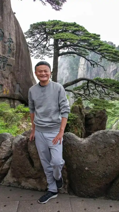 马云登黄山:直奔迎客松拍游客照,品茶看表演逛老街