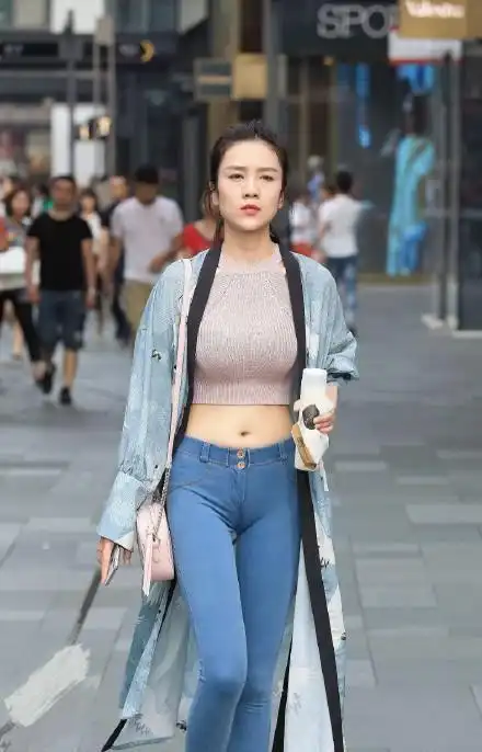 紧身牛仔裤绷在美女身上线条丝毫毕露身材尽显无疑