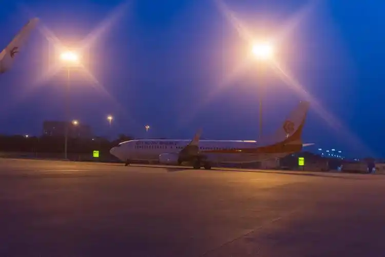 夜晚的济南机场,停机坪上的飞机在等待起飞