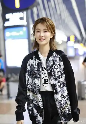 明星美照,图四女星乔欣亮相机场,穿棒球外套配短裤活力十足!