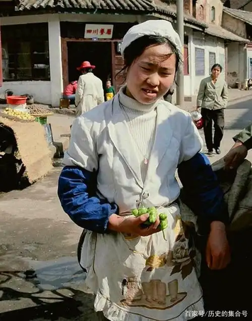 80年代中国老照片:那时没买房,买车的压力,也没有逼婚的苦恼!